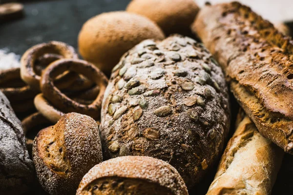 Muchos panes mezclados y rosquillas hechas a mano —  Fotos de Stock