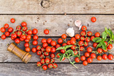Tahta bir masada taze kiraz domatesleri..