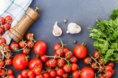 Fesleğen, sarımsak ve biberli taze üzüm domatesleri..