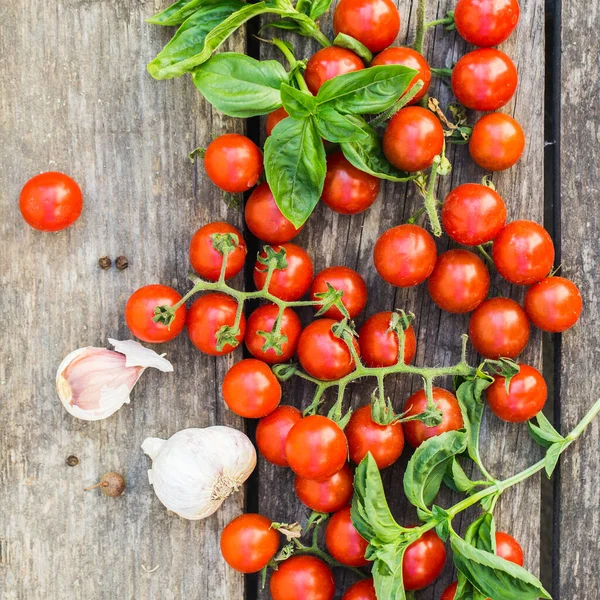 Fresh cherry tomatoes on a wooden table. — Stock Photo, Image