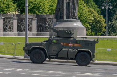 Moskova, Rusya Federasyonu, 06.24.2020. Moskova 'daki Kızıl Meydan' da zafer yürüyüşü. Savaş araçları Kremlin 'in etrafından geçiyor. Uzaktan kumandalı tareti olan Tigr-M.