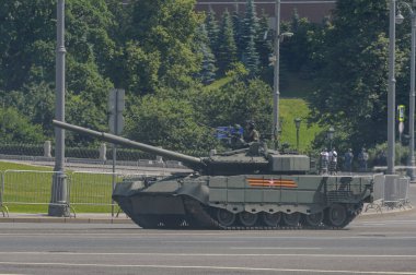 Moskova, Rusya Federasyonu, 06.24.2020. Moskova 'daki Kızıl Meydan' da zafer yürüyüşü. Savaş araçları Kremlin 'in etrafından geçiyor. Ana savaş tankı T-80BVM