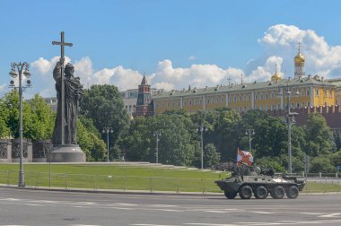 Moskova, Rusya Federasyonu, 06.24.2020. Moskova 'daki Kızıl Meydan' da zafer yürüyüşü. Savaş araçları Kremlin 'in etrafından geçiyor. Aziz Vladimir Anıtı.