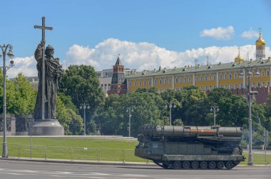 Moskova, Rusya Federasyonu, 06.24.2020. Moskova 'daki Kızıl Meydan' da zafer yürüyüşü. Savaş araçları Kremlin 'in etrafından geçiyor. Aziz Vladimir anıtı. S-300 V4