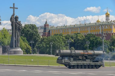 Moskova, Rusya Federasyonu, 06.24.2020. Moskova 'daki Kızıl Meydan' da zafer yürüyüşü. Savaş araçları Kremlin 'in etrafından geçiyor. Aziz Vladimir anıtı. S-300 V4