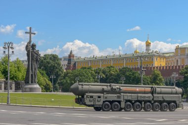 Moskova, Rusya Federasyonu, 06.24.2020. Moskova 'daki Kızıl Meydan' da zafer yürüyüşü. Savaş araçları Kremlin 'in etrafından geçiyor. Aziz Vladimir anıtı. RS-24 Yar