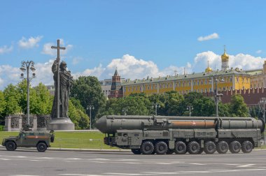 Moskova, Rusya Federasyonu, 06.24.2020. Moskova 'daki Kızıl Meydan' da zafer yürüyüşü. Savaş araçları Kremlin 'in etrafından geçiyor. Aziz Vladimir anıtı. RS-24 Yar