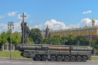 Moskova, Rusya Federasyonu, 06.24.2020. Moskova 'daki Kızıl Meydan' da zafer yürüyüşü. Savaş araçları Kremlin 'in etrafından geçiyor. Aziz Vladimir anıtı. RS-24 Yar