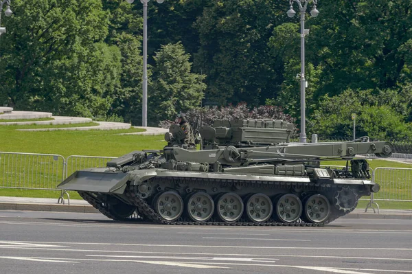俄罗斯联邦莫斯科 2020年6月24日 莫斯科红场的胜利阅兵式战斗车辆在克里姆林宫周围经过 — 图库照片