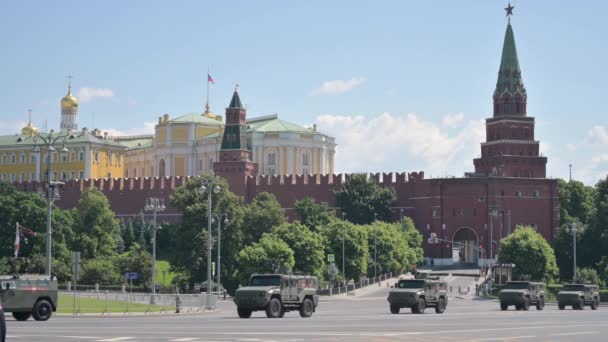 Moskva Ryssland 2020 Segerparad Röda Torget Moskva Stridsfordon Passerar Runt — Stockvideo