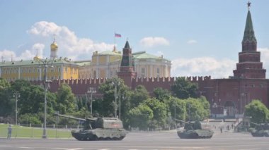 Moskova, Rusya Federasyonu, 06.24.2020. Moskova 'daki Kızıl Meydan' da zafer yürüyüşü. Savaş araçları Kremlin 'in etrafından geçiyor..