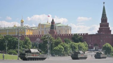 Moskova, Rusya Federasyonu, 06.24.2020. Moskova 'daki Kızıl Meydan' da zafer yürüyüşü. Savaş araçları Kremlin 'in etrafından geçiyor..