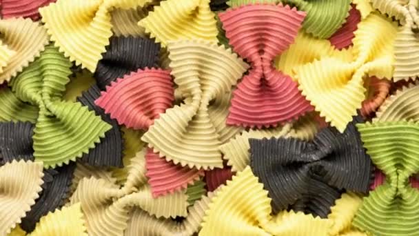 Pasta de pajarita de colores. Primer plano farfalle múltiple. — Vídeos de Stock