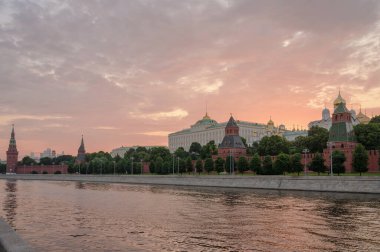 Moskova Kremlin Embankment ve Moskova Nehri, gün batımında. Rusya 'nın mimarisi ve simgesi.