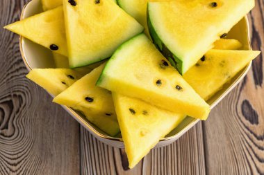 Tabakta taze sarı karpuz dilimleri.