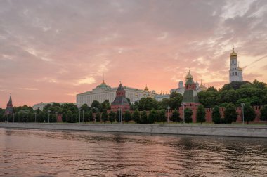 Moskova Kremlin Embankment ve Moskova Nehri, gün batımında. Rusya 'nın mimarisi ve simgesi.