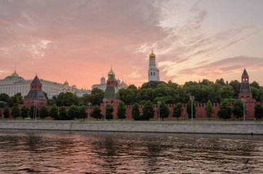 Moskova Kremlin Embankment ve Moskova Nehri, gün batımında. Rusya 'nın mimarisi ve simgesi.