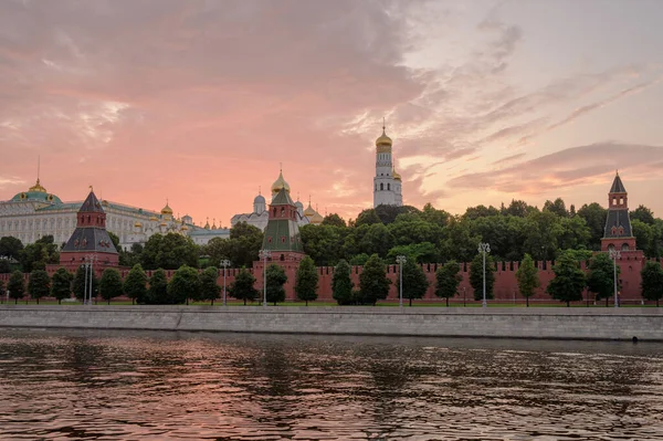 Moskova Kremlin Embankment ve Moskova Nehri, gün batımında. Rusya 'nın mimarisi ve simgesi.