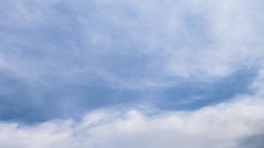 Parlak mavi gökyüzünde beyaz kabarık bulutların soyut arkaplanı