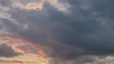 Bulutlu gün batımının soyut arkaplanı altın saat.