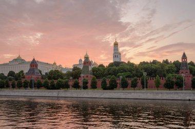 Moskova Kremlin Embankment ve Moskova Nehri, gün batımında. Rusya 'nın mimarisi ve simgesi.
