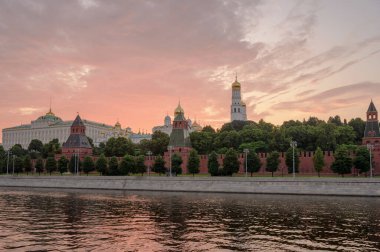 Moskova Kremlin Embankment ve Moskova Nehri, gün batımında. Rusya 'nın mimarisi ve simgesi.