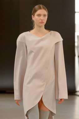 SEMILETOVA podyumunda bir model yürüyor. Sonbahar-Kış 2020-21. Global Yetenekler Dijital. 04 Eylül 2020, Moskova, Rusya.