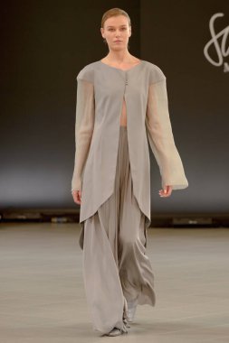 SEMILETOVA podyumunda bir model yürüyor. Sonbahar-Kış 2020-21. Global Yetenekler Dijital. 04 Eylül 2020, Moskova, Rusya.