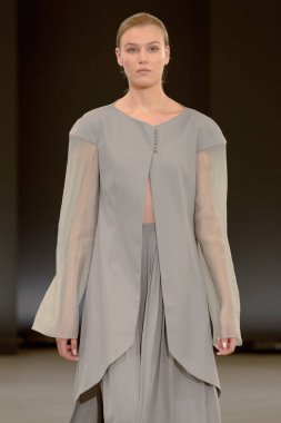 SEMILETOVA podyumunda bir model yürüyor. Sonbahar-Kış 2020-21. Global Yetenekler Dijital. 04 Eylül 2020, Moskova, Rusya.