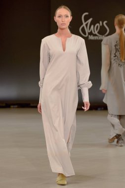 SEMILETOVA podyumunda bir model yürüyor. Sonbahar-Kış 2020-21. Global Yetenekler Dijital. 04 Eylül 2020, Moskova, Rusya.