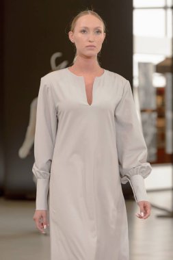 SEMILETOVA podyumunda bir model yürüyor. Sonbahar-Kış 2020-21. Global Yetenekler Dijital. 04 Eylül 2020, Moskova, Rusya.