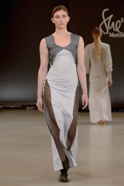 SEMILETOVA podyumunda bir model yürüyor. Sonbahar-Kış 2020-21. Global Yetenekler Dijital. 04 Eylül 2020, Moskova, Rusya.