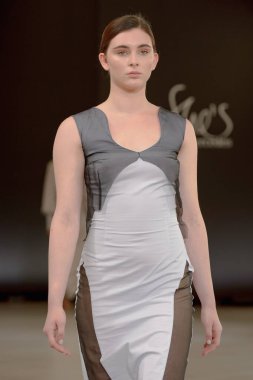 SEMILETOVA podyumunda bir model yürüyor. Sonbahar-Kış 2020-21. Global Yetenekler Dijital. 04 Eylül 2020, Moskova, Rusya.