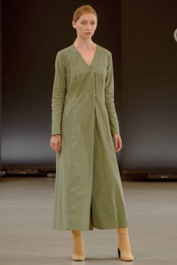 SEMILETOVA podyumunda bir model yürüyor. Sonbahar-Kış 2020-21. Global Yetenekler Dijital. 04 Eylül 2020, Moskova, Rusya.