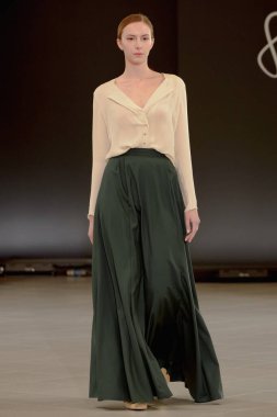 SEMILETOVA podyumunda bir model yürüyor. Sonbahar-Kış 2020-21. Global Yetenekler Dijital. 04 Eylül 2020, Moskova, Rusya.