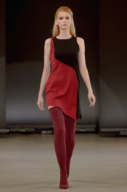 SEMILETOVA podyumunda bir model yürüyor. Sonbahar-Kış 2020-21. Global Yetenekler Dijital. 04 Eylül 2020, Moskova, Rusya.