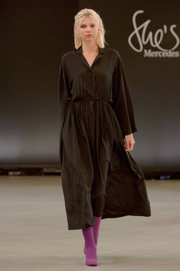 SEMILETOVA podyumunda bir model yürüyor. Sonbahar-Kış 2020-21. Global Yetenekler Dijital. 04 Eylül 2020, Moskova, Rusya.