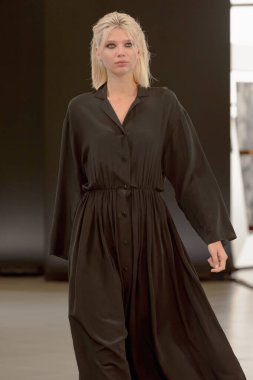 SEMILETOVA podyumunda bir model yürüyor. Sonbahar-Kış 2020-21. Global Yetenekler Dijital. 04 Eylül 2020, Moskova, Rusya.