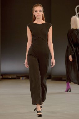 SEMILETOVA podyumunda bir model yürüyor. Sonbahar-Kış 2020-21. Global Yetenekler Dijital. 04 Eylül 2020, Moskova, Rusya.