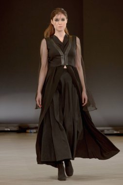 SEMILETOVA podyumunda bir model yürüyor. Sonbahar-Kış 2020-21. Global Yetenekler Dijital. 04 Eylül 2020, Moskova, Rusya.