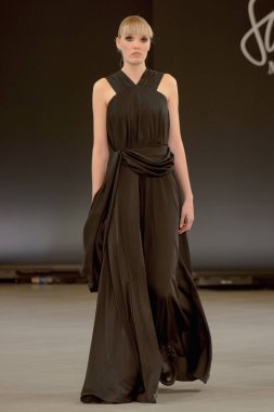 SEMILETOVA podyumunda bir model yürüyor. Sonbahar-Kış 2020-21. Global Yetenekler Dijital. 04 Eylül 2020, Moskova, Rusya.