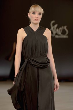 SEMILETOVA podyumunda bir model yürüyor. Sonbahar-Kış 2020-21. Global Yetenekler Dijital. 04 Eylül 2020, Moskova, Rusya.