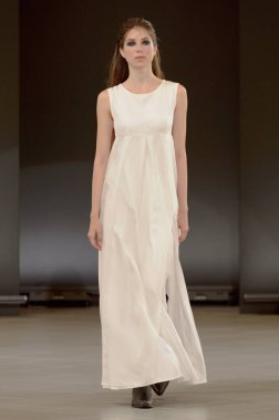 SEMILETOVA podyumunda bir model yürüyor. Sonbahar-Kış 2020-21. Global Yetenekler Dijital. 04 Eylül 2020, Moskova, Rusya.