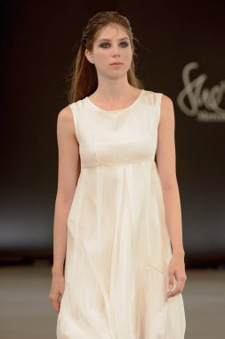 SEMILETOVA podyumunda bir model yürüyor. Sonbahar-Kış 2020-21. Global Yetenekler Dijital. 04 Eylül 2020, Moskova, Rusya.