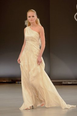 SEMILETOVA podyumunda bir model yürüyor. Sonbahar-Kış 2020-21. Global Yetenekler Dijital. 04 Eylül 2020, Moskova, Rusya.