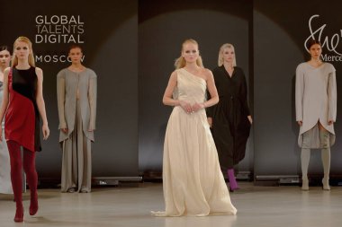 SEMILETOVA podyumunda bir model yürüyor. Sonbahar-Kış 2020-21. Global Yetenekler Dijital. 04 Eylül 2020, Moskova, Rusya.