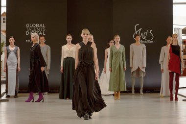 SEMILETOVA podyumunda bir model yürüyor. Sonbahar-Kış 2020-21. Global Yetenekler Dijital. 04 Eylül 2020, Moskova, Rusya.