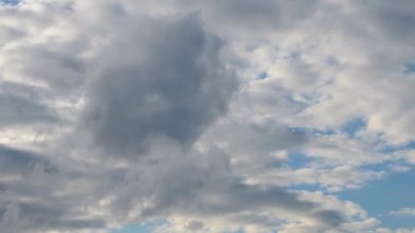 Parlak mavi gökyüzünde beyaz kabarık bulutların soyut arkaplanı