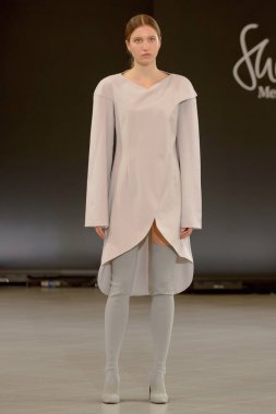 SEMILETOVA podyumunda bir model yürüyor. Sonbahar-Kış 2020-21. Global Yetenekler Dijital. 04 Eylül 2020, Moskova, Rusya.