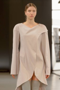 SEMILETOVA podyumunda bir model yürüyor. Sonbahar-Kış 2020-21. Global Yetenekler Dijital. 04 Eylül 2020, Moskova, Rusya.